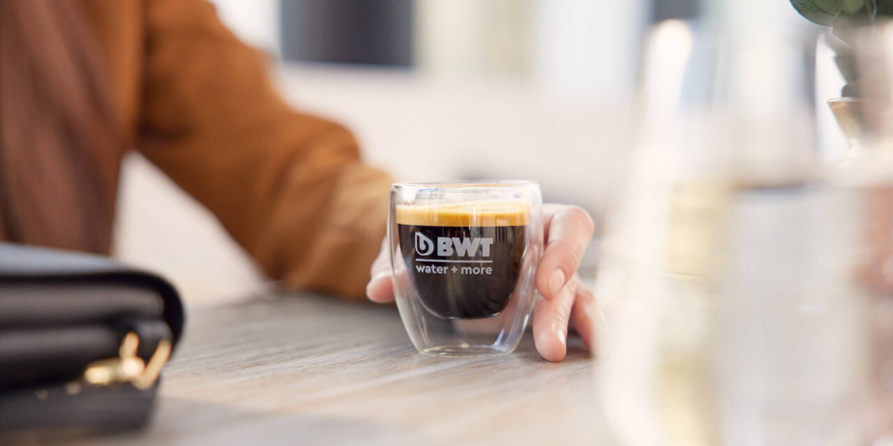 Kaffee im Glas auf einem Tisch