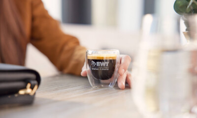 Kaffee im Glas auf einem Tisch