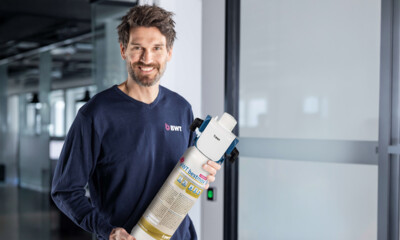 Mann mit Filterkartusche