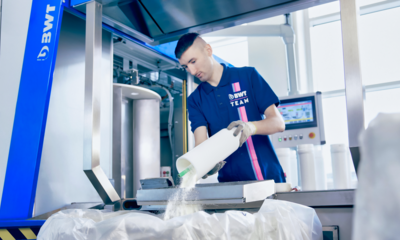 BWT Mitarbeiter beim Recycling einer Filterkartusche