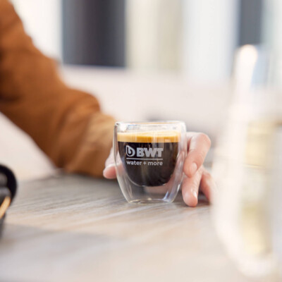 Kaffee im Glas auf einem Tisch