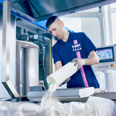 BWT Mitarbeiter beim Recycling einer Filterkartusche