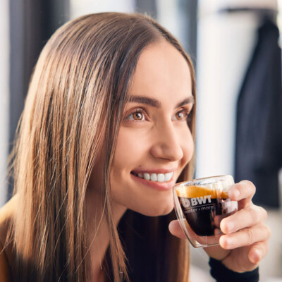Eine Frau trinkt Kaffee