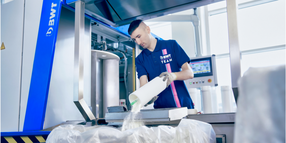 BWT Mitarbeiter beim Recycling einer Filterkartusche