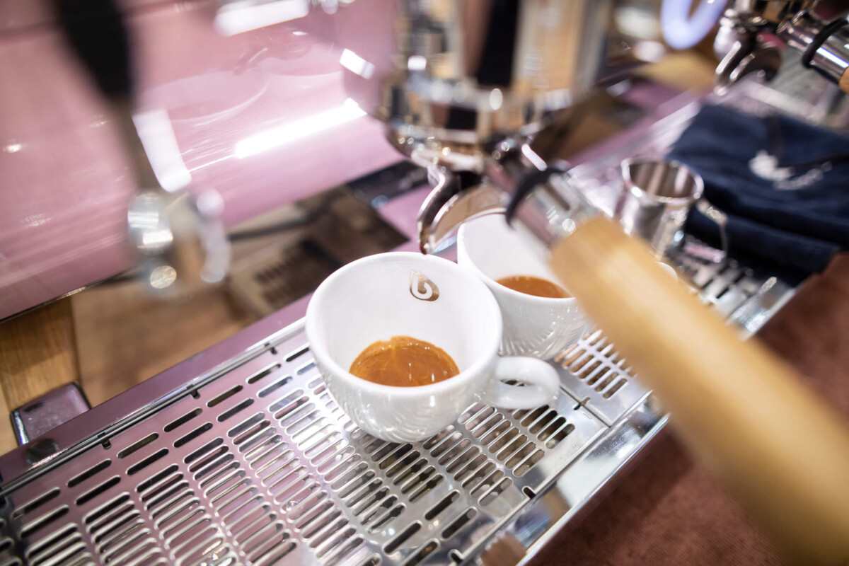 Coffee machine with BWT cups