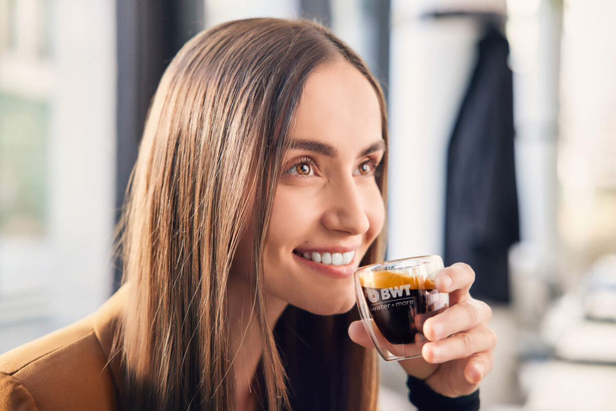 Eine Frau trinkt Kaffee